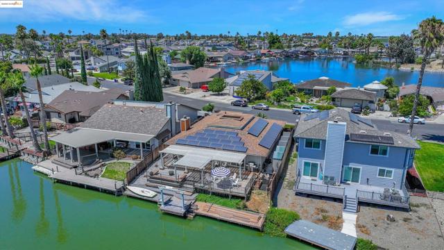 5260 Laguna Ct, Discovery Bay CA: https://media.crmls.org/mediaz/f5c336b7-9cb5-4439-b2e2-3231d3f2688b.jpg