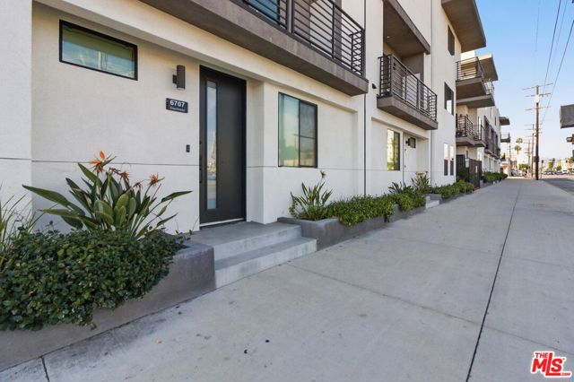 6707 N Sepulveda Boulevard, Van Nuys CA: https://media.crmls.org/mediaz/f5c3e94e-3d7e-4a2f-a4c3-d8bf8e29adc2.jpg