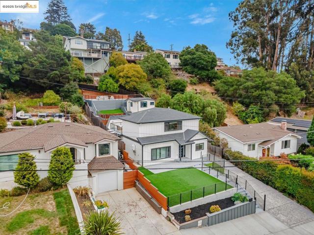 7900 Michigan Ave, Oakland CA: https://media.crmls.org/mediaz/f5c3faf3-41e2-4e11-a72d-a243598cffbc.jpg