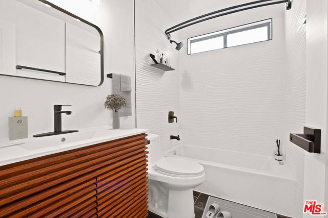 14110 Yukon Avenue, Hawthorne CA: https://media.crmls.org/mediaz/f5c4cdc5-fa53-429b-b848-d3166f5f95a3.jpg