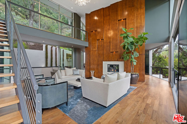 2207 Bowmont Drive, Beverly Hills CA: https://media.crmls.org/mediaz/f5c5192c-db7c-455a-b851-63f80ded16bc.jpg