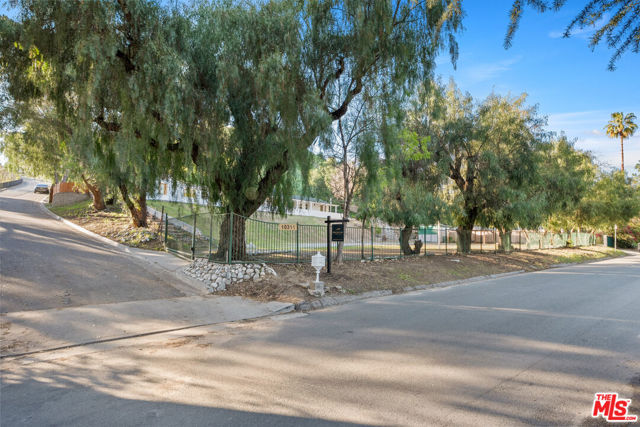 10311 Wheatland Avenue photo 5