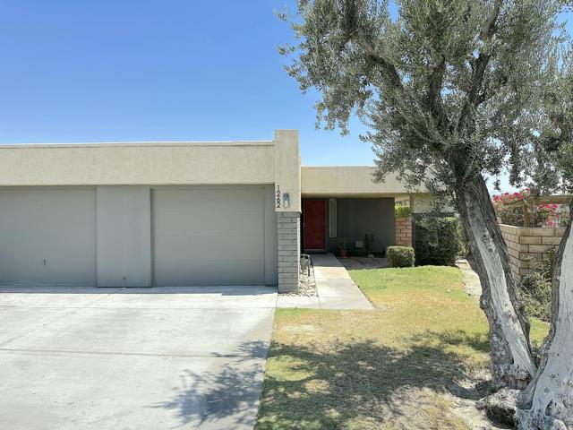 1262 Sunflower N Circle, Palm Springs CA: https://media.crmls.org/mediaz/f5c7d934-4335-4856-877c-73aca46e29f9.jpg