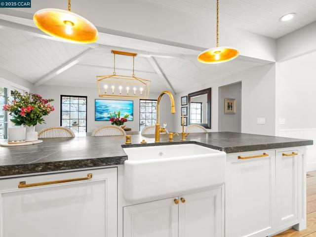 125 Sleepy Hollow Ln, Orinda CA: https://media.crmls.org/mediaz/f5c7dfb4-8c3d-406c-9727-7bfa135a2dc6.jpg
