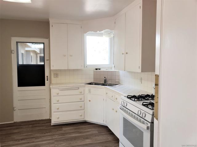 811 3rd Street, Coronado CA: https://media.crmls.org/mediaz/f5c83aa1-c7e6-41f7-bf69-a99ff5d9de18.jpg