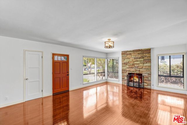520 N Beachwood Drive, Burbank CA: https://media.crmls.org/mediaz/f5c8f9c3-b363-40c6-8478-8c0d74681724.jpg