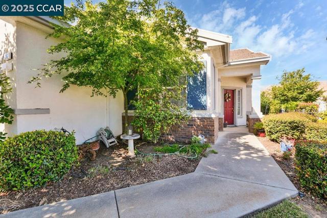 290 Black Amber Way, Brentwood CA: https://media.crmls.org/mediaz/f5cbc3e6-f797-4aea-b70a-ebde94ecf52a.jpg