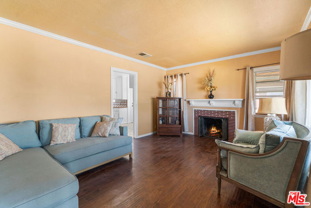 9710 Crenshaw Boulevard, Inglewood CA: https://media.crmls.org/mediaz/f5ccaea1-1d28-48ec-81ef-0acd12407d82.jpg