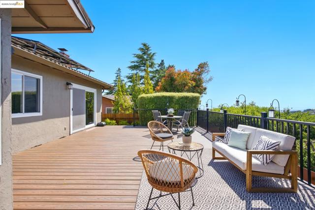 7927 Phaeton Dr, Oakland CA: https://media.crmls.org/mediaz/f5ccc425-356d-4d4d-adaf-65a7e569cb5d.jpg