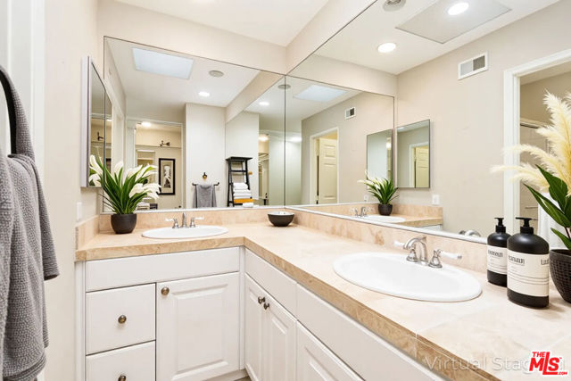 4042 Stoneriver Court, Westlake Village CA: https://media.crmls.org/mediaz/f5cccf7b-06b0-43b3-81da-080d8dc858b0.jpg