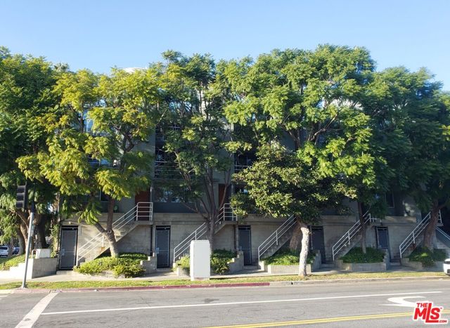 11699 Brookhaven Avenue, Los Angeles CA: https://media.crmls.org/mediaz/f5ccdc89-1494-448a-8044-113788ce21d1.jpg