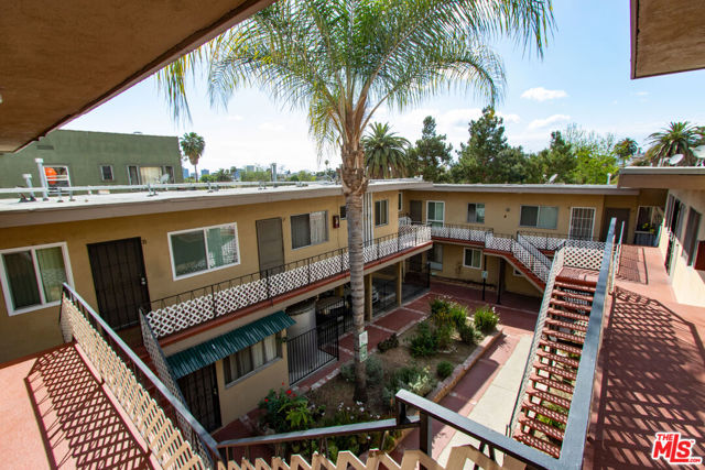 627 Coronado Terrace, Los Angeles CA: https://media.crmls.org/mediaz/f5cdf9fd-385e-48f3-bfae-548f952e248b.jpg