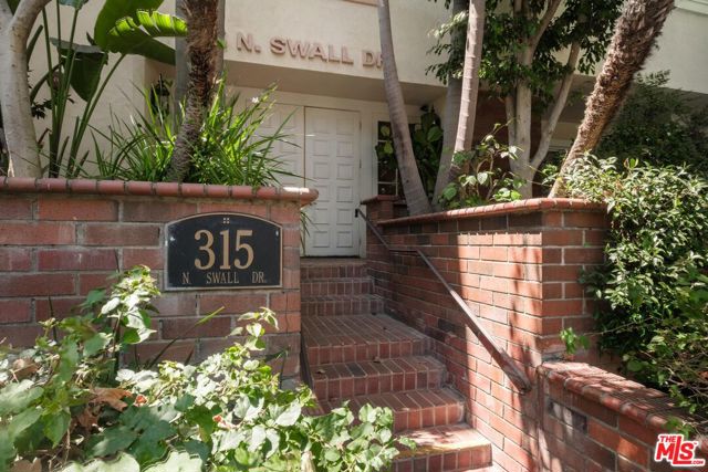 315 N Swall Drive, Beverly Hills CA: https://media.crmls.org/mediaz/f5cdfaa3-4579-4e2b-9248-70bd01c5390f.jpg