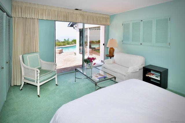 8294 Prestwick Dr, La Jolla CA: https://media.crmls.org/mediaz/f5d06c6e-cbf6-4ae3-a5c7-f0fb69532deb.jpg
