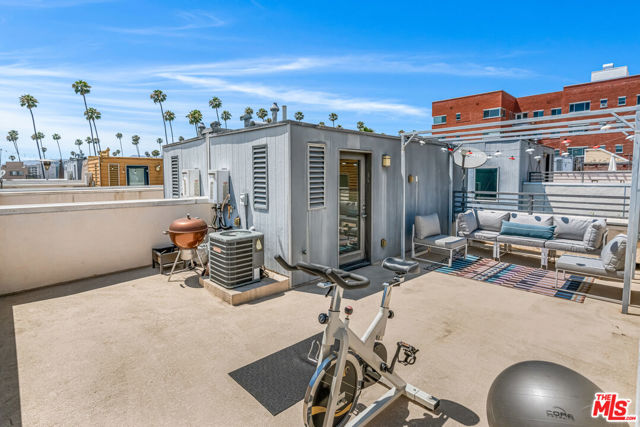 5633 Observation Lane, Los Angeles CA: https://media.crmls.org/mediaz/f5d0a23f-3a9c-43c2-b850-43a799f89775.jpg