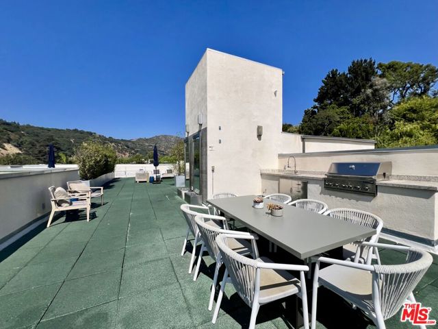 11715 W BELLAGIO Road, Los Angeles CA: https://media.crmls.org/mediaz/f5d17ffe-f678-476b-889f-c8dbdf51755e.jpg