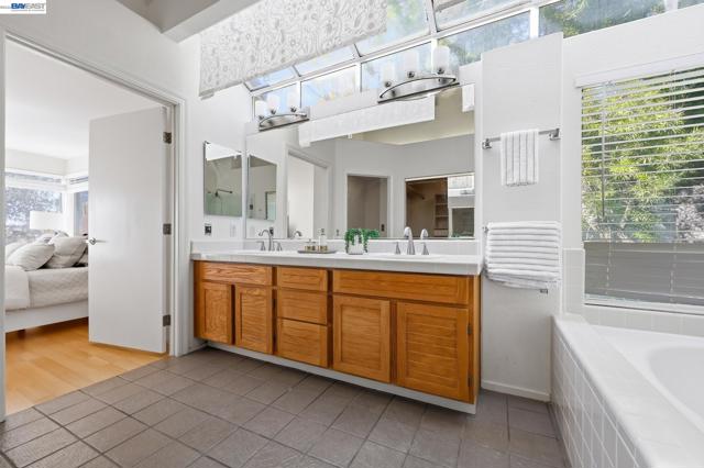 906 Vista Pointe Dr, San Ramon CA: https://media.crmls.org/mediaz/f5d2c0dc-9f8b-4098-9196-04e8b681443d.jpg