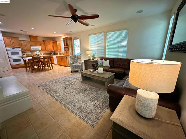 1327 Remington Ct, Tracy CA: https://media.crmls.org/mediaz/f5d31965-f89b-43e2-9430-97faa0559fbc.jpg