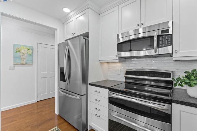 156 Lombard St, San Francisco CA: https://media.crmls.org/mediaz/f5d3679a-5e7d-4d84-a35d-ace96cdf4cc3.jpg