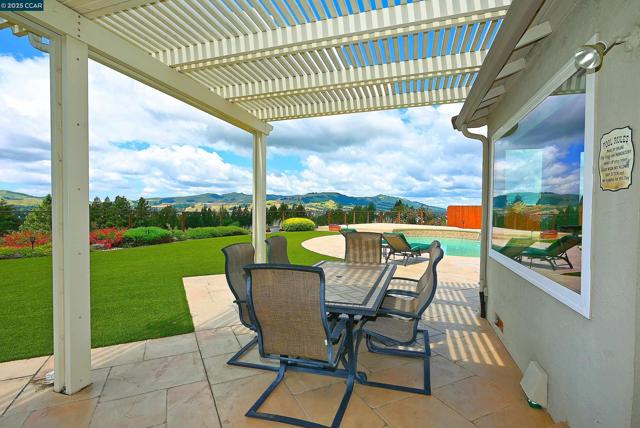 130 Samoa Ct, San Ramon CA: https://media.crmls.org/mediaz/f5d50f0c-1736-452a-b16a-ad5a52f9d958.jpg