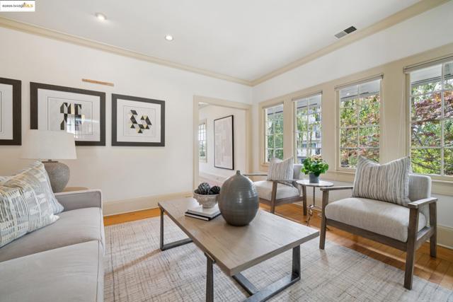 408 Euclid Ave, Oakland CA: https://media.crmls.org/mediaz/f5d541cd-a8f4-4674-980d-3fa85df79537.jpg