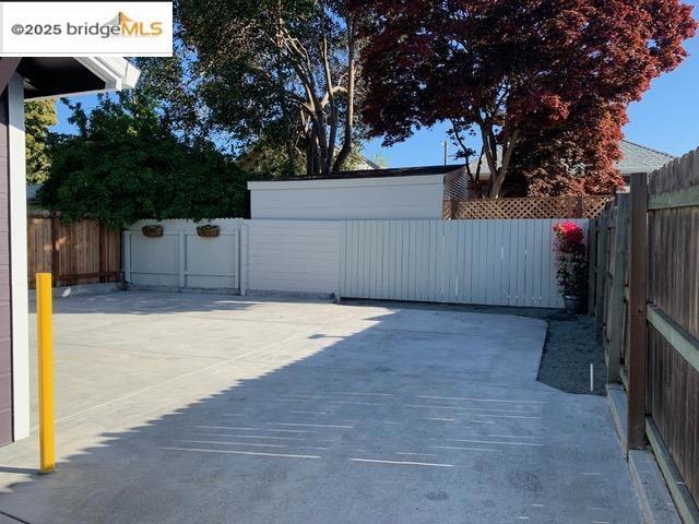 879 45Th St, Oakland CA: https://media.crmls.org/mediaz/f5d6c45f-370e-4818-99d4-e7a1b0ccff2b.jpg