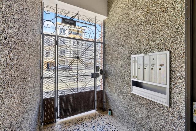 476 7th Avenue, San Francisco CA: https://media.crmls.org/mediaz/f5d8f4fd-0742-4188-b578-24bad1a01aa4.jpg