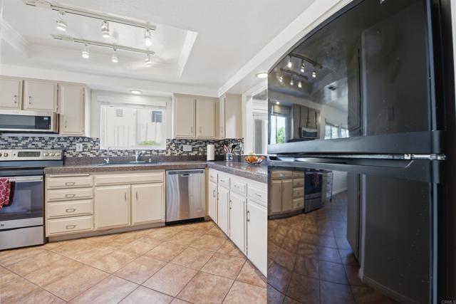 Detail Gallery Image 10 of 33 For 1428 Portofino Dr, Vista,  CA 92081 - 2 Beds | 2 Baths