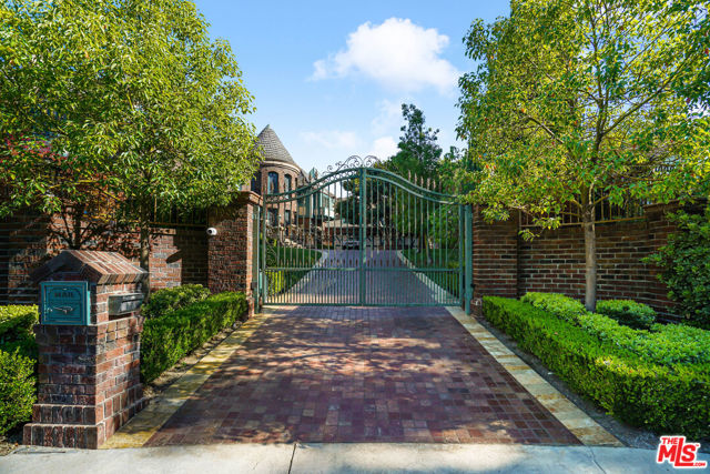 19000 Dorlon Drive, Tarzana CA: https://media.crmls.org/mediaz/f5dbfd1d-9272-4dc3-9668-ca84d75548e6.jpg