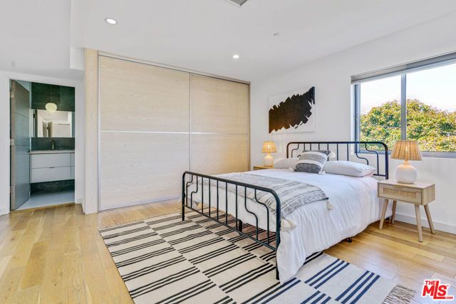 809 Brooks Avenue, Venice CA: https://media.crmls.org/mediaz/f5dc7cfc-386b-42a1-884d-b2f07aad71c8.jpg