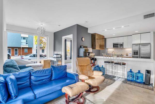 10 Innes Court, San Francisco CA: https://media.crmls.org/mediaz/f5dcd6f6-fe11-46f1-b38d-b72823b103d5.jpg