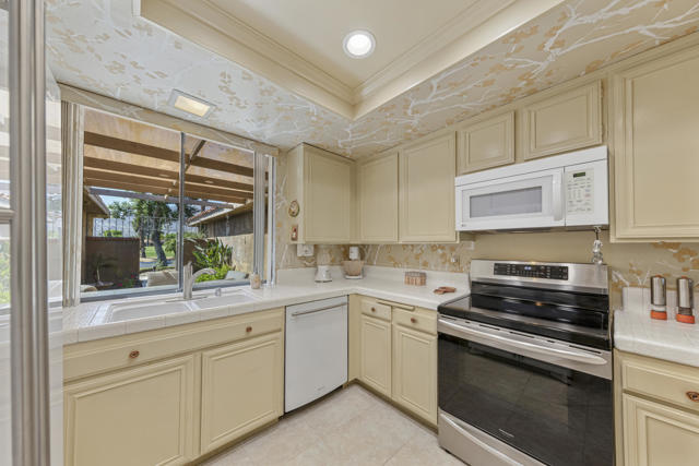 51 Sunrise Drive, Rancho Mirage CA: https://media.crmls.org/mediaz/f5dd69bf-d39d-49bb-a0cc-14ef0f3aea05.jpg