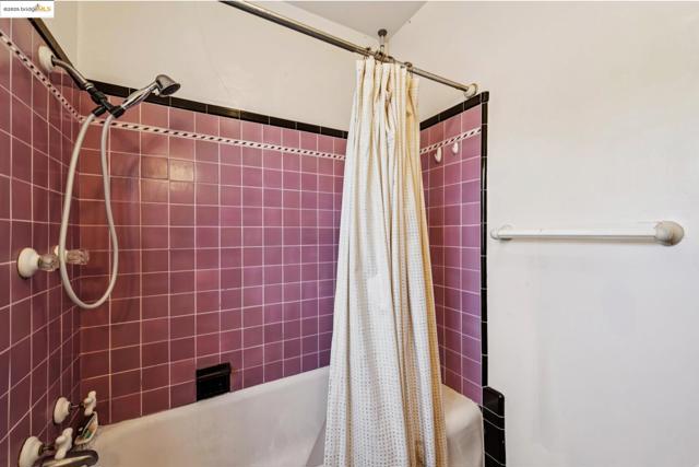 2714 Ave, Berkeley CA: https://media.crmls.org/mediaz/f5dd9431-ce30-48e3-b817-9206cef9aa64.jpg