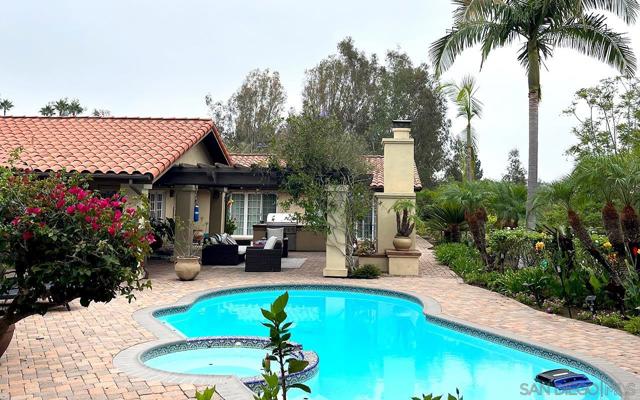 17380 Via Cuatro Caminos, Rancho Santa Fe CA: https://media.crmls.org/mediaz/f5ddea23-b52b-4bfe-8bcc-f5b182e45ee4.jpg