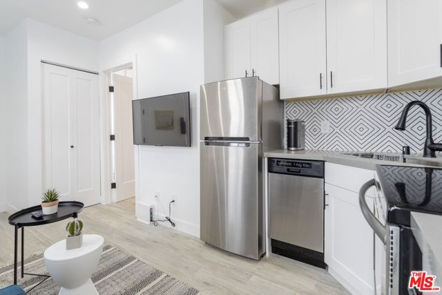 329 N Alexandria Avenue, Los Angeles CA: https://media.crmls.org/mediaz/f5de2da4-3127-4a9d-98b9-fde247ac246c.jpg