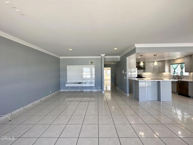 4053 Sunset Lane Lane, Oxnard CA: https://media.crmls.org/mediaz/f5decae8-0b3b-4968-9ab7-0413197d0ae6.jpg