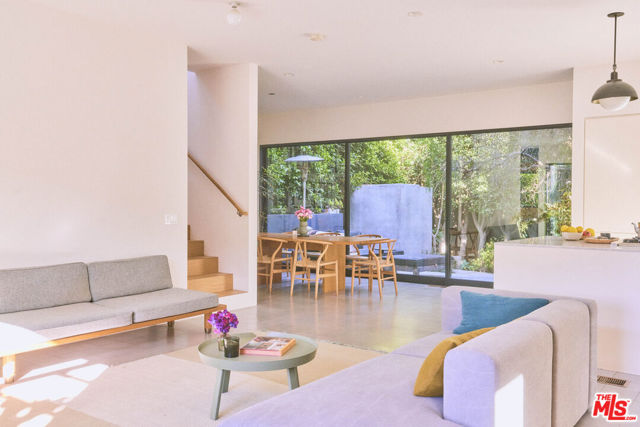 906 Superba Avenue, Venice CA: https://media.crmls.org/mediaz/f5dfa38a-a5cd-4c86-9a39-355a554fc40b.jpg