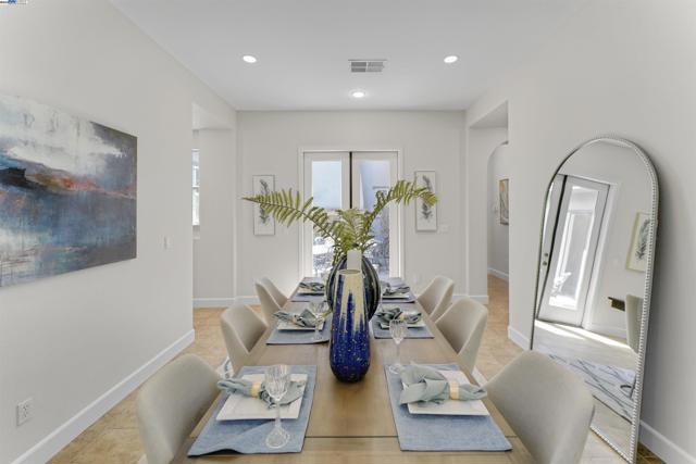 1993 Fairway Oaks Dr, Ripon CA: https://media.crmls.org/mediaz/f5dfe0dd-9d72-44da-a839-55ec749a2738.jpg