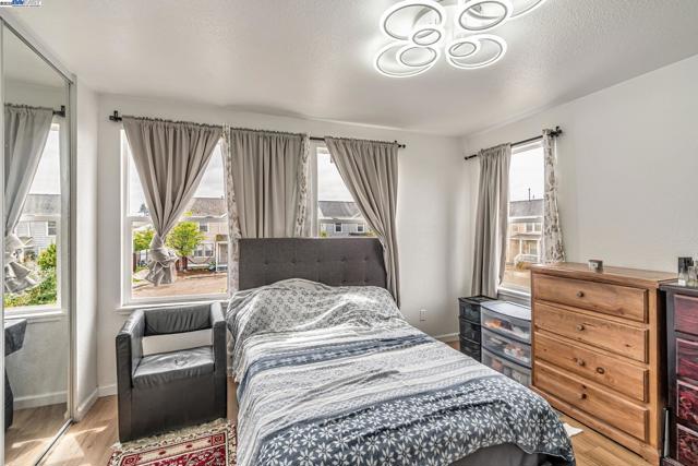 10468 West Court, Oakland CA: https://media.crmls.org/mediaz/f5e194ef-46a9-4f0c-a280-cd5042386eab.jpg