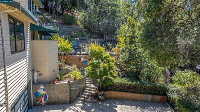 39 Mira Loma Rd, Orinda CA: https://media.crmls.org/mediaz/f5e1ba90-bcca-485a-be10-5933ab1658e0.jpg