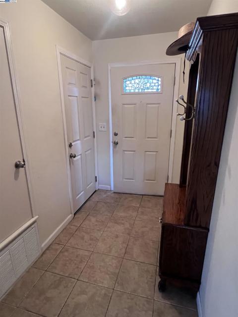 1222 Murdell Ln, Livermore CA: https://media.crmls.org/mediaz/f5e31ddf-1f12-4736-b9a0-7dc176444118.jpg