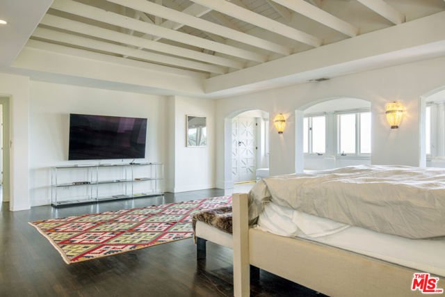 2249 Mountain Oak Drive, Los Angeles CA: https://media.crmls.org/mediaz/f5e324ec-644f-43fc-9fbc-60d871e092f8.jpg