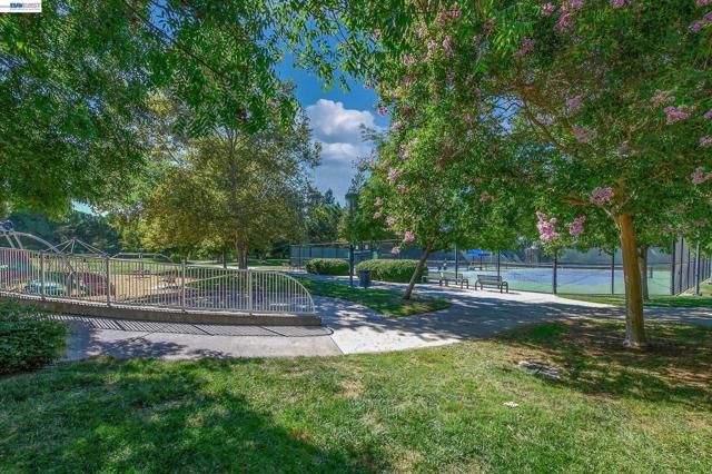 5943 Corte Arboles, Pleasanton CA: https://media.crmls.org/mediaz/f5e3b555-70ac-4946-acac-c166a99177c3.jpg