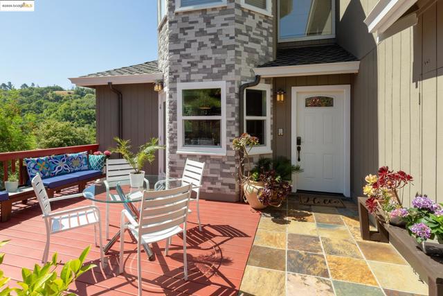 10353 Royal Oak Rd, Oakland CA: https://media.crmls.org/mediaz/f5e42bc3-019f-46f8-acaa-391b59a5a013.jpg