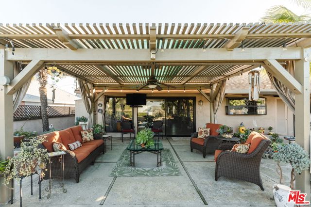 4837 Round Top Drive, Los Angeles CA: https://media.crmls.org/mediaz/f5e48e1f-ca06-455a-a066-de18df74c7fe.jpg