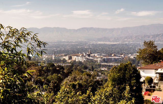 7265 Caverna Drive, Los Angeles CA: https://media.crmls.org/mediaz/f5e4a370-3611-4c52-856f-b20a897ab307.jpg