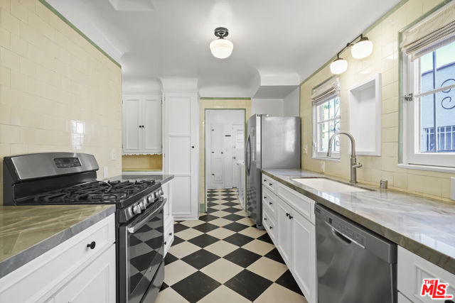 1143 S Rimpau Boulevard, Los Angeles CA: https://media.crmls.org/mediaz/f5e5b43d-6302-436d-849f-b24cddeabf93.jpg