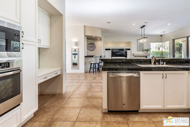 55586 Southern, La Quinta CA: https://media.crmls.org/mediaz/f5e5e3fc-178b-477a-8e9e-702cae493deb.jpg