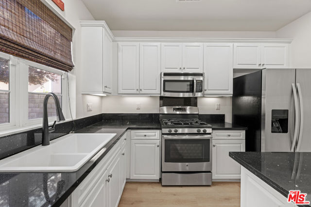 21749 Bene Drive, Santa Clarita CA: https://media.crmls.org/mediaz/f5e62756-eccb-4d94-ab8f-4a2e68bb4c20.jpg