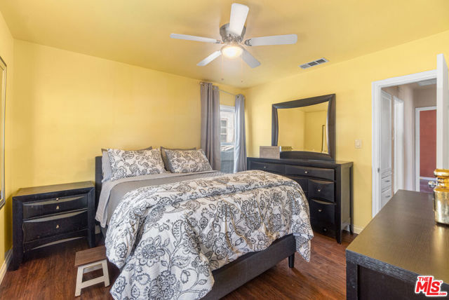 9710 Crenshaw Boulevard, Inglewood CA: https://media.crmls.org/mediaz/f5e673c2-f9ea-41af-9f8d-432fe83df817.jpg